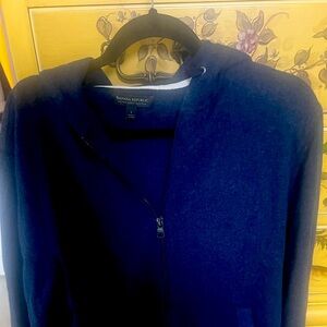 Men's zippered sweatshirt with hood